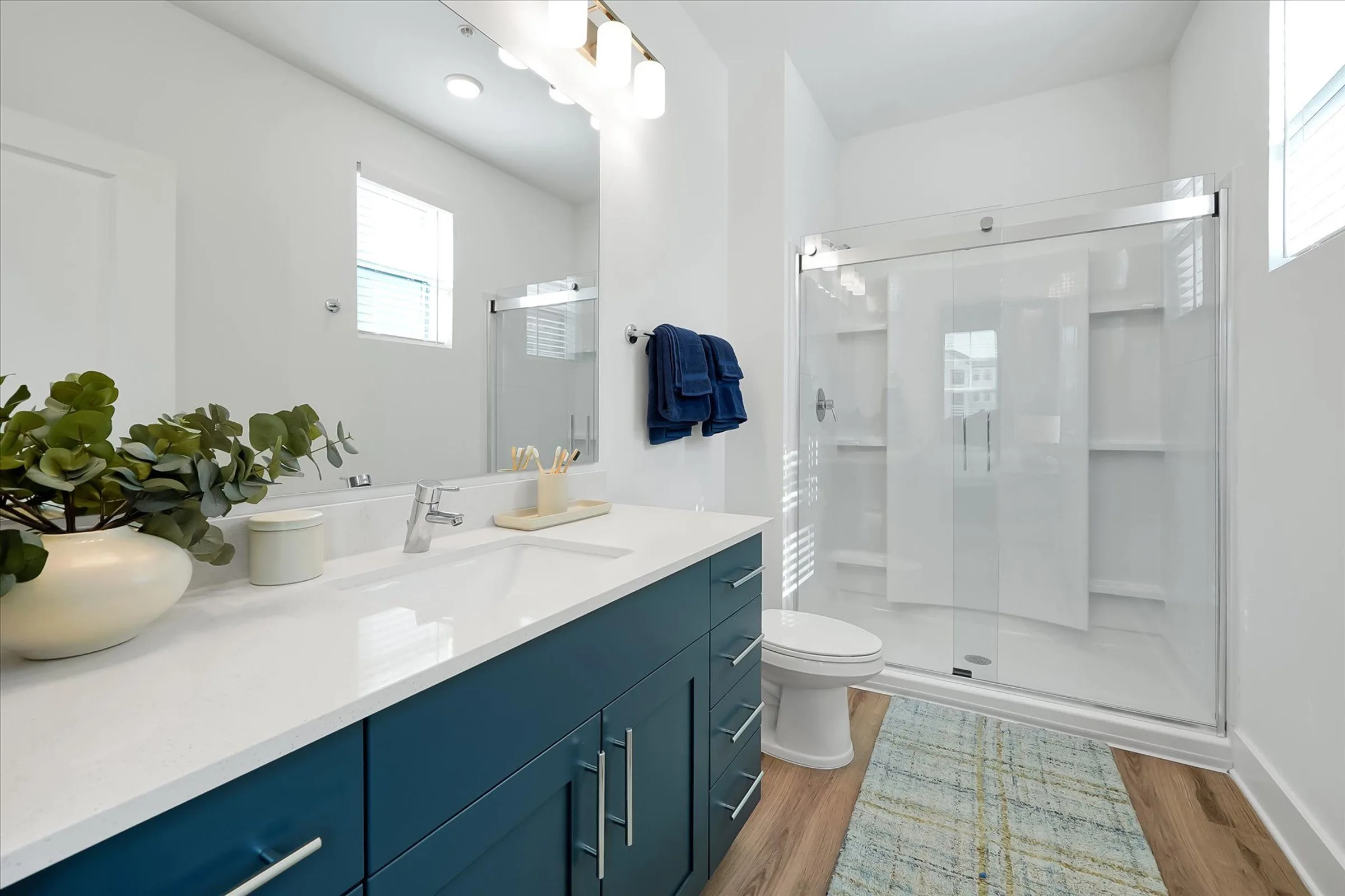 apartment bathroom at evolve grove park